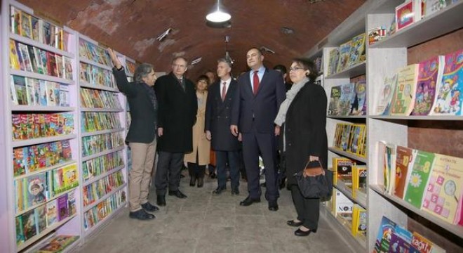 ‘Çöpten kütüphane’ye Büyükelçiden kitap bağışı
